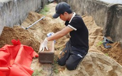 Người dựng mái nhà cho những ngôi mộ vô danh