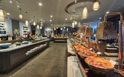 Mua ảnh check-in giá 10.000 đồng/tấm để 'phông bạt' cuộc sống sang chảnh