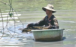 27 năm mưu sinh dưới dòng rạch đen: Chuyện người đàn ông đãi bùn tìm trùn chỉ