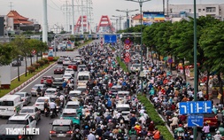 Vì sao TP.HCM tính mở thêm làn cho xe máy trên đường Phạm Văn Đồng?