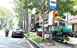 Rác bủa vây nhà chờ xe buýt