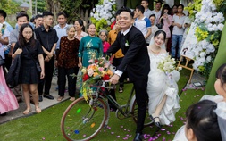 Chú rể đi rước dâu bằng xe đạp 'gây sốt' mạng