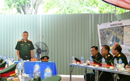 Thượng tướng Lê Quang Minh kiểm tra việc tìm mộ liệt sĩ tại công viên Lê Thị Riêng