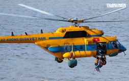 Trực thăng quân sự 917 huấn luyện bay treo cấp cứu trên biển Rạch Giá