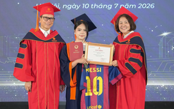 Tốt nghiệp giữa mùa World Cup, sinh viên nhận bằng cùng... Messi, Ronaldo