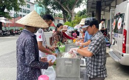 Những suất cơm trao gửi yêu thương