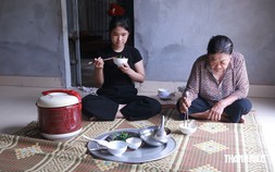 Cô bé mồ côi cha, lớn lên trong chùa mong có tiền vào đại học