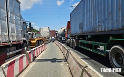 CSGT TP.HCM cảnh báo: Đừng chen lên đầu xe container khi xe bật xi nhan rẽ