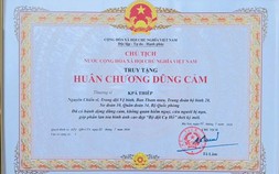 Truy tặng Huân chương Dũng cảm cho thượng sĩ Kpă Thiệp
