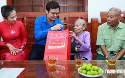 Bí thư thứ nhất T.Ư Đoàn Bùi Quang Huy thăm, tặng quà nữ cựu TNXP Truông Bồn