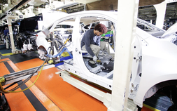 Toyota tin rằng robot không thể thay thế con người trong sản xuất ô tô