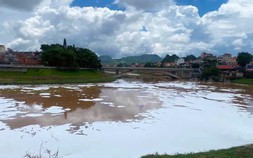 Công an vào cuộc xác minh vụ bọt trắng nổi như tuyết trên sông Kỳ Cùng