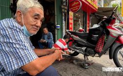 Tiệm vá xe gần 80 năm giữa trung tâm TP.HCM, khách nói miếng vá 'có bùa'