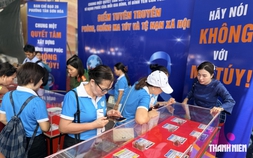 Gian hàng không bán trái cây giữa lễ hội trái cây gần sân bay Tân Sơn Nhất