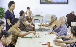 Một ngày ở cơ sở dưỡng lão bán trú đầu tiên tại Hà Nội