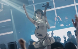 Cô gái Gen Z đưa đàn tỳ bà vào 'quẩy' ở bar
