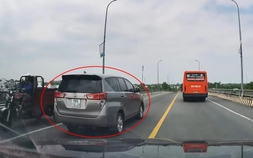Lái ô tô đè trúng vạch vàng liền nét trên đường hai chiều, bị phạt bao nhiêu?