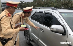 Người ngồi ghế sau ô tô không thắt dây an toàn, xử phạt tài xế ra sao?