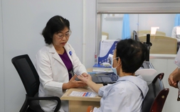 64 tuổi vẫn ra huyết, phát hiện 2 khối u lớn