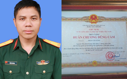 Truy tặng Huân chương Dũng cảm cho trung tá Trần Văn Tùng