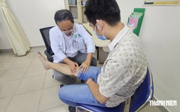 Trời mưa, xương khớp ‘trở chứng’: Bác sĩ chỉ cách giảm đau