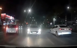 Lái ô tô trong phố ban đêm, bắt buộc tắt đèn pha khi nào?