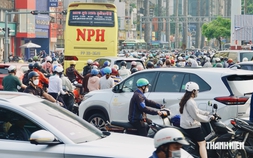 Xe máy được đi thẳng liên tục ở vòng xoay ngã 6 Cộng Hòa, có người hỏi: 'Quẹo thì sao?'