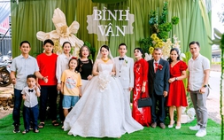 Cô dâu chú rể trao huy chương chạy bộ trong ngày cưới