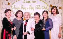 Mẹ 92 tuổi sợ ngủ một mình, các con lập tờ lịch đặc biệt