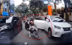 Mở cửa ô tô gây va chạm, trách nhiệm thuộc tài xế hay hành khách?