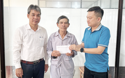 Trao tiền cho vợ chồng già bệnh tật ở Quảng Trị