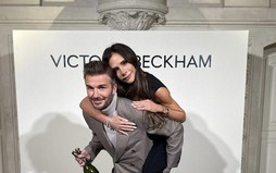 Victoria Beckham đón tuổi 50, được chồng tặng quà ngọt ngào