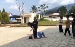 Công an Lâm Đồng xác minh vụ 2 nữ sinh đánh nhau, nhiều người đứng nhìn