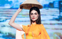 Miss Charm 2025 Anna Blanco diện áo dài diễn thời trang cùng nghệ sĩ Việt