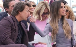 Khoảnh khắc Tom Cruise hôn tay vợ Beckham gây bàn tán