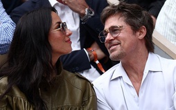 Brad Pitt say đắm bên bạn gái kém 29 tuổi
