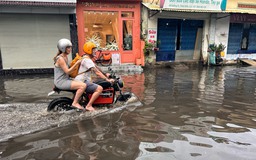 Mưa cực to, 'phố nhà giàu' TP.HCM mênh mông nước: Người xe bì bõm lội nước