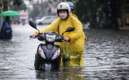 TP.HCM có mưa cực to giữa trưa: 'Biển nước' ngập hơn bánh xe, người dân khổ sở dắt bộ