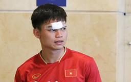 Va chạm mạnh với cầu thủ Trung Quốc, hậu vệ đội tuyển Việt Nam phải đi viện