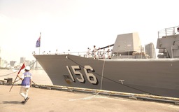 Tàu HMAS Toowoomba ‘tái ngộ’ cảng Sài Gòn