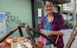 Gánh bánh mì hơn nửa thế kỷ ở TP.HCM: '5.000 đồng cũng bán, ai khổ cho luôn'