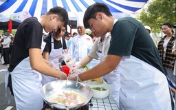 Hàng ngàn sinh viên tranh tài… nấu mì