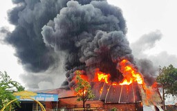 Quảng Nam: Cháy lớn tại kho chứa hàng, cột khói đen hàng chục mét
