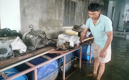 Mưa lũ Quảng Nam: Người dân 'hô biến' thùng nhựa thành bè chứa đồ