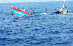 2 tàu cá cùng gần 100 ngư dân Quảng Nam bị lốc xoáy đánh chìm trên biển