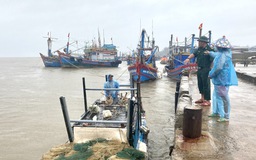 Ảnh hưởng áp thấp, Quảng Ngãi cấm tàu thuyền ra khơi