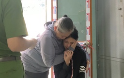 Nữ 'quái xế' ôm người thân khóc lóc khi bị bắt vì ‘thông chốt’, thách thức CSGT