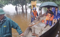 Quảng Trị: Chính quyền H.Hải Lăng chèo xuồng đi hỗ trợ bà con