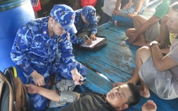 Ngư dân gặp nạn ở Trường Sa: Nhiều người bị đau, phải sơ cứu khẩn cấp