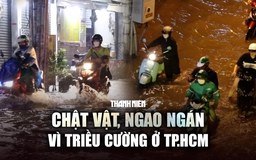 Chật vật, ngao ngán quay xe vì triều cường ở TP.HCM